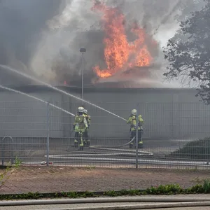 Die Feuerwehr arbeitet am Einsatzort.