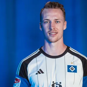 Sebastian Schonlau präsentiert das neue Heim-Trikot des HSV.