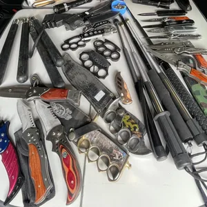 Messer, Schlagstöcke und andere gefährliche Gegenstände liegen auf einem Tisch.