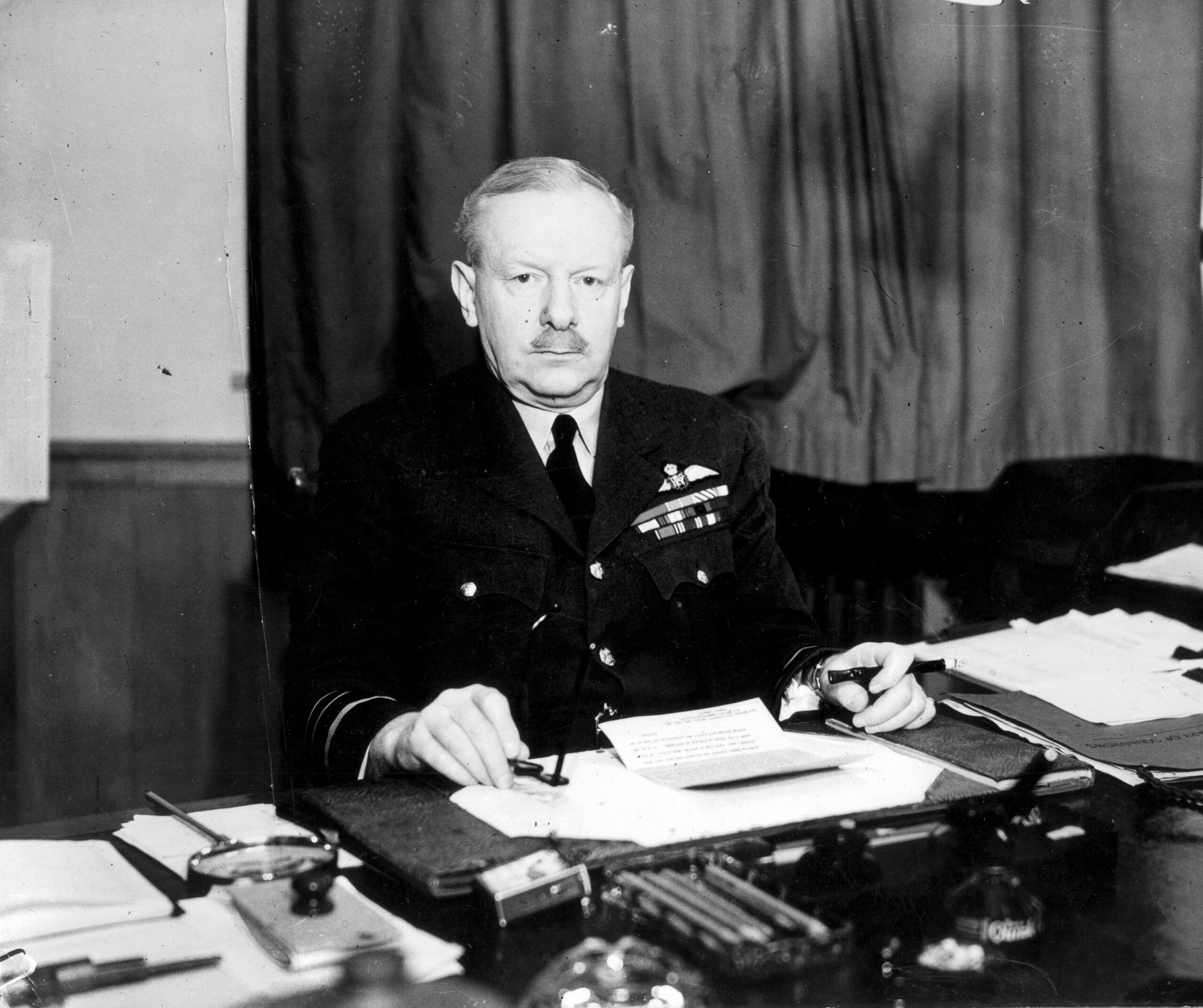 Arthur Harris, Oberbefehlshaber des Bomber-Command der Royal Air Force, an seinem Schreibtisch