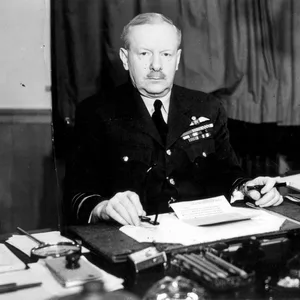 Arthur Harris, Oberbefehlshaber des Bomber-Command der Royal Air Force, an seinem Schreibtisch