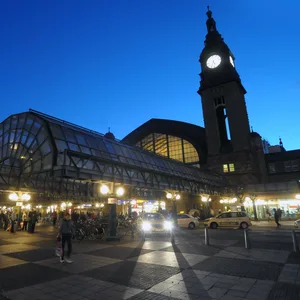 Der Hamburger Hauptbahnhof in der Dämmerung