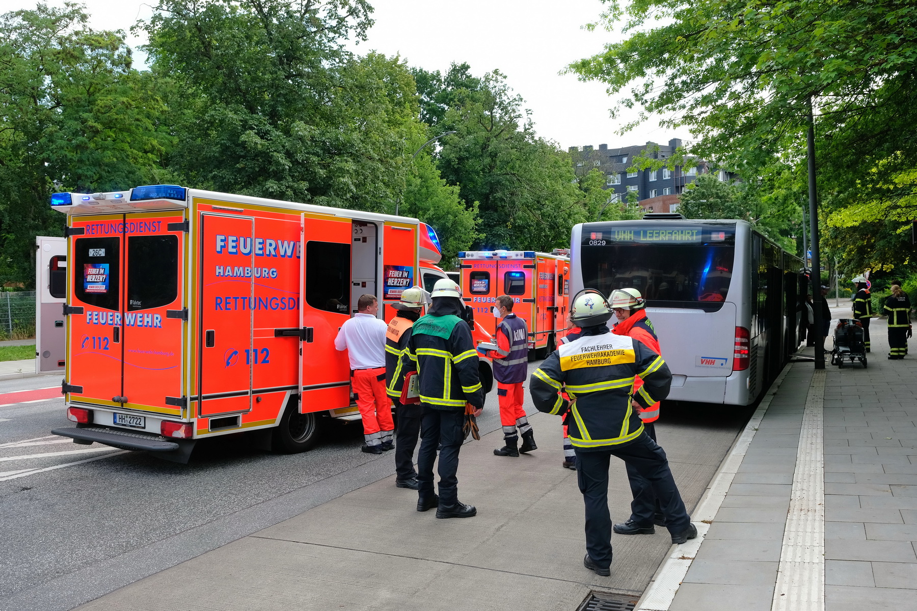 Bei einem Zwischenfall auf einer Fahrt der Hamburger Buslinie 12 sind am Mittwoch drei Menschen verletzt worden.