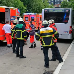 Bei einem Zwischenfall auf einer Fahrt der Hamburger Buslinie 12 sind am Mittwoch drei Menschen verletzt worden.