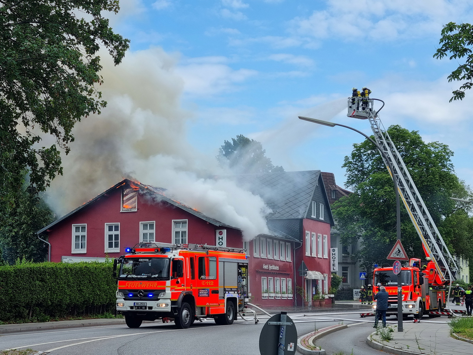 Hoteldach in Bergedorf in Flammen – Großalarm für die Feuerwehr