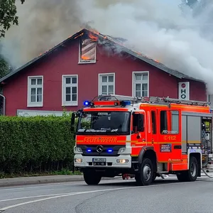 Hoteldach in Bergedorf in Flammen – Großalarm für die Feuerwehr