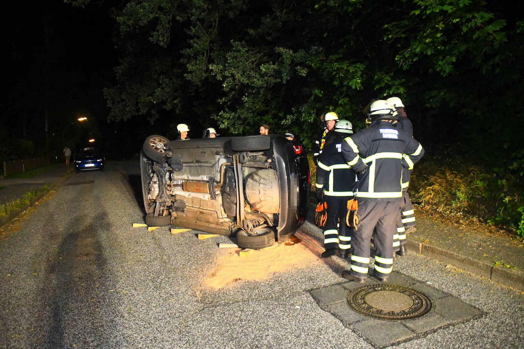 Polizei- und Feuerwehrkräfte am Unfallort in Neugraben-Fischbek.