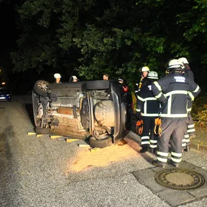 Polizei- und Feuerwehrkräfte am Unfallort in Neugraben-Fischbek.