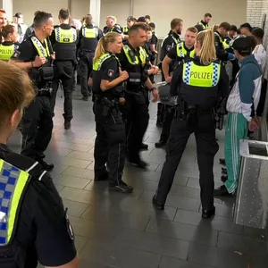 Am Sonntagnachmittag räumte die Hamburger Polizei den U-Bahnhof Feldstraße.