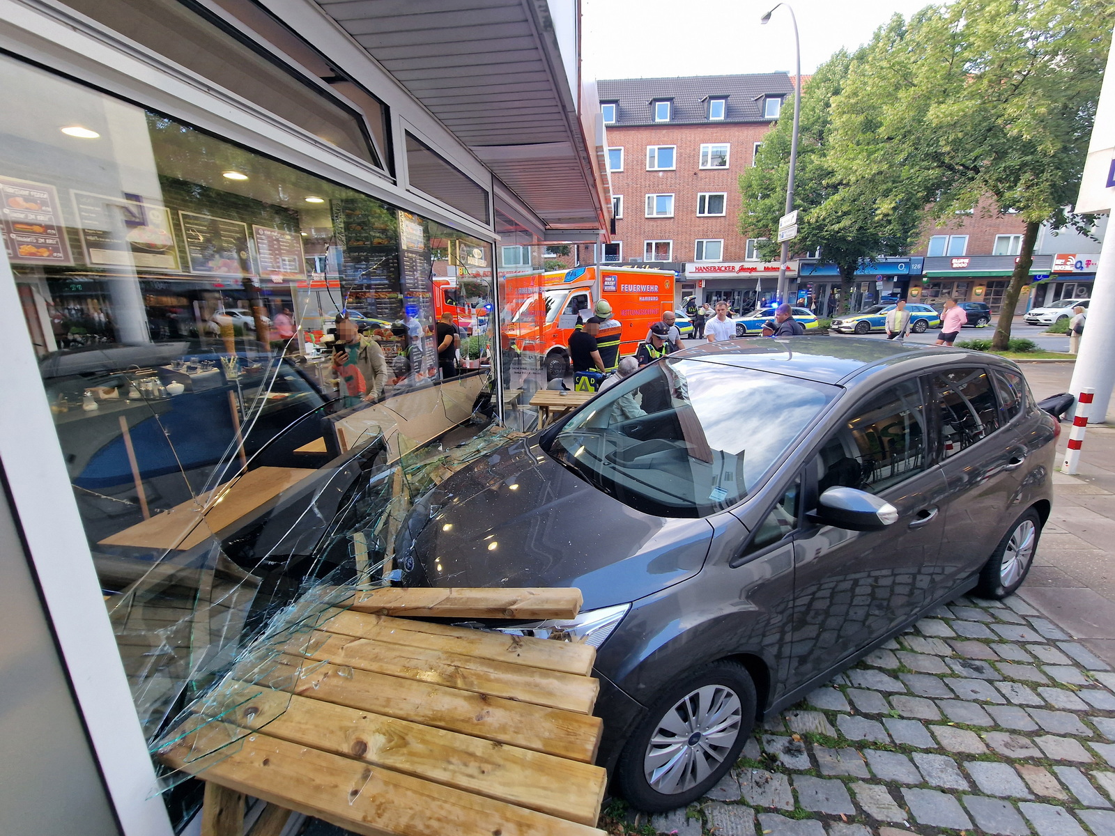 Der Rentner krachte mit seinem Ford in das Schaufenster des Dönerladens in der Osterstraße.
