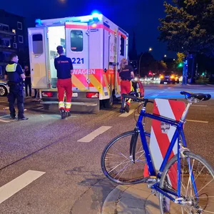 Radfahrer bei Unfall in Eimsbüttel schwer verletzt – Autofahrer flüchtet