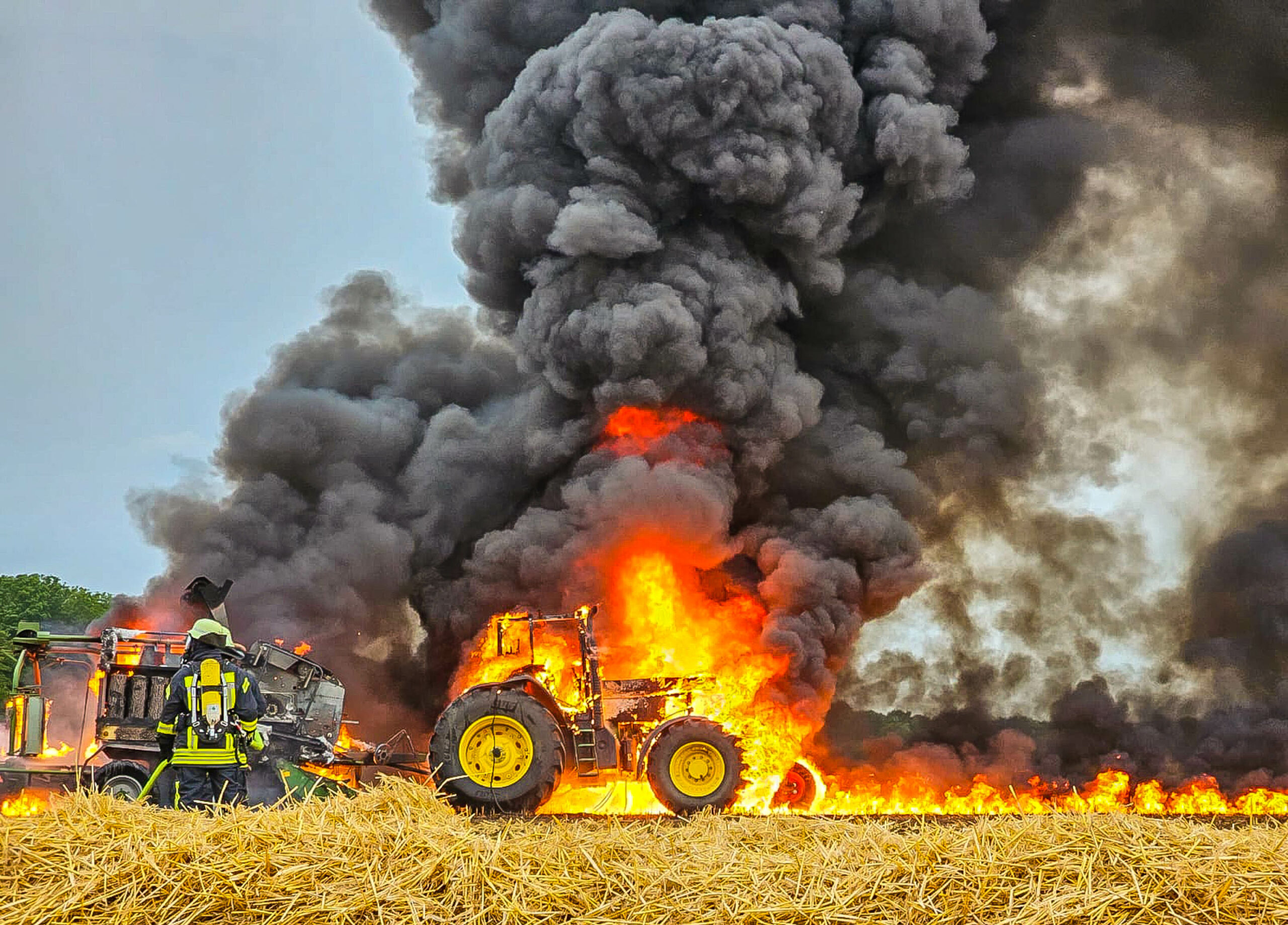 Der in Flammen stehende Traktor.