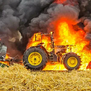 Der in Flammen stehende Traktor.