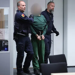 Justizbeamte bringen den Angeklagten Ibrahim A. in den Gerichtssaal.