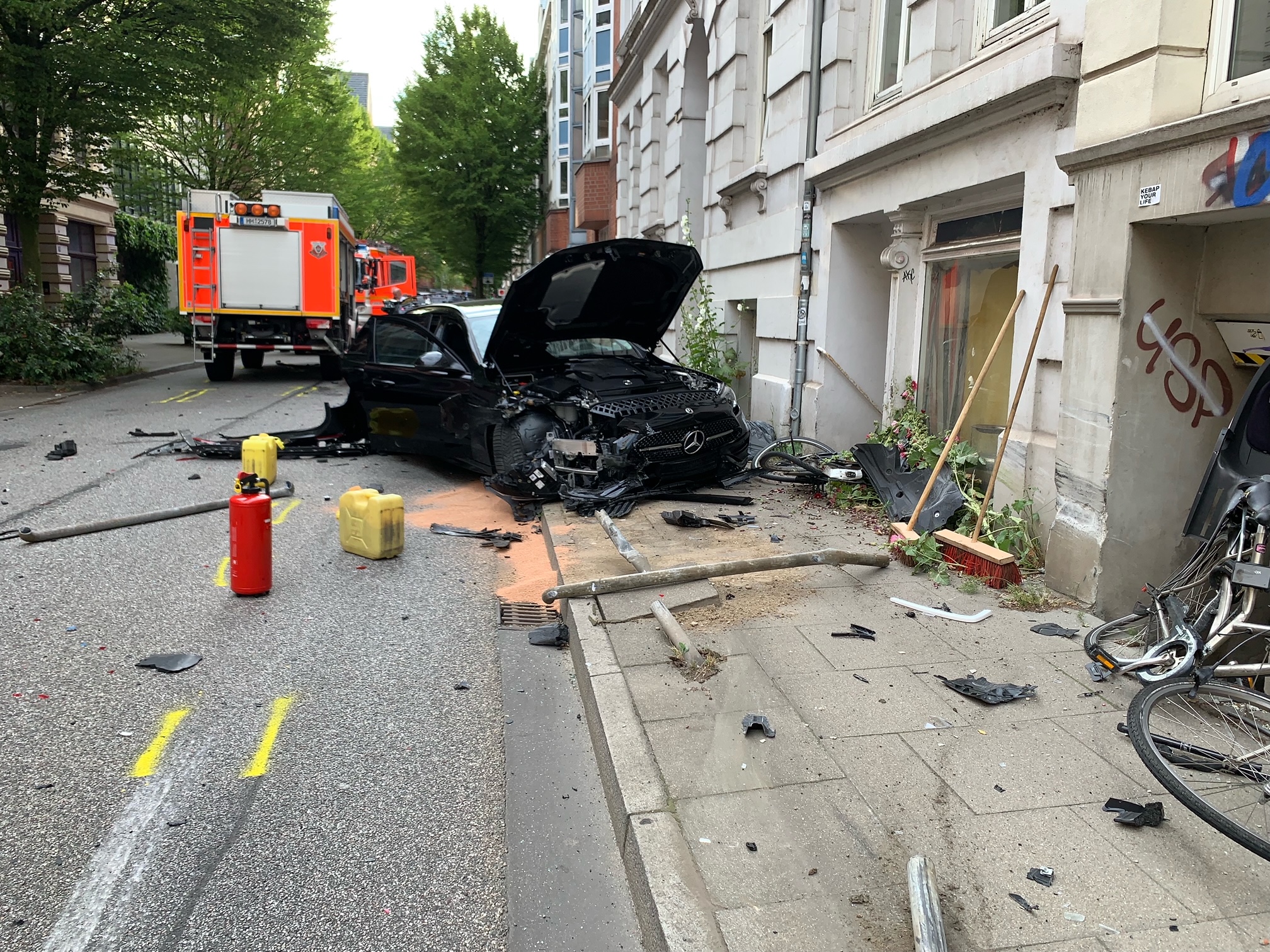 Feuerwehr rammt Mercedes – drei Verletzte