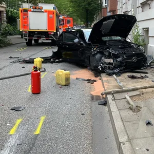 Feuerwehr rammt Mercedes – drei Verletzte