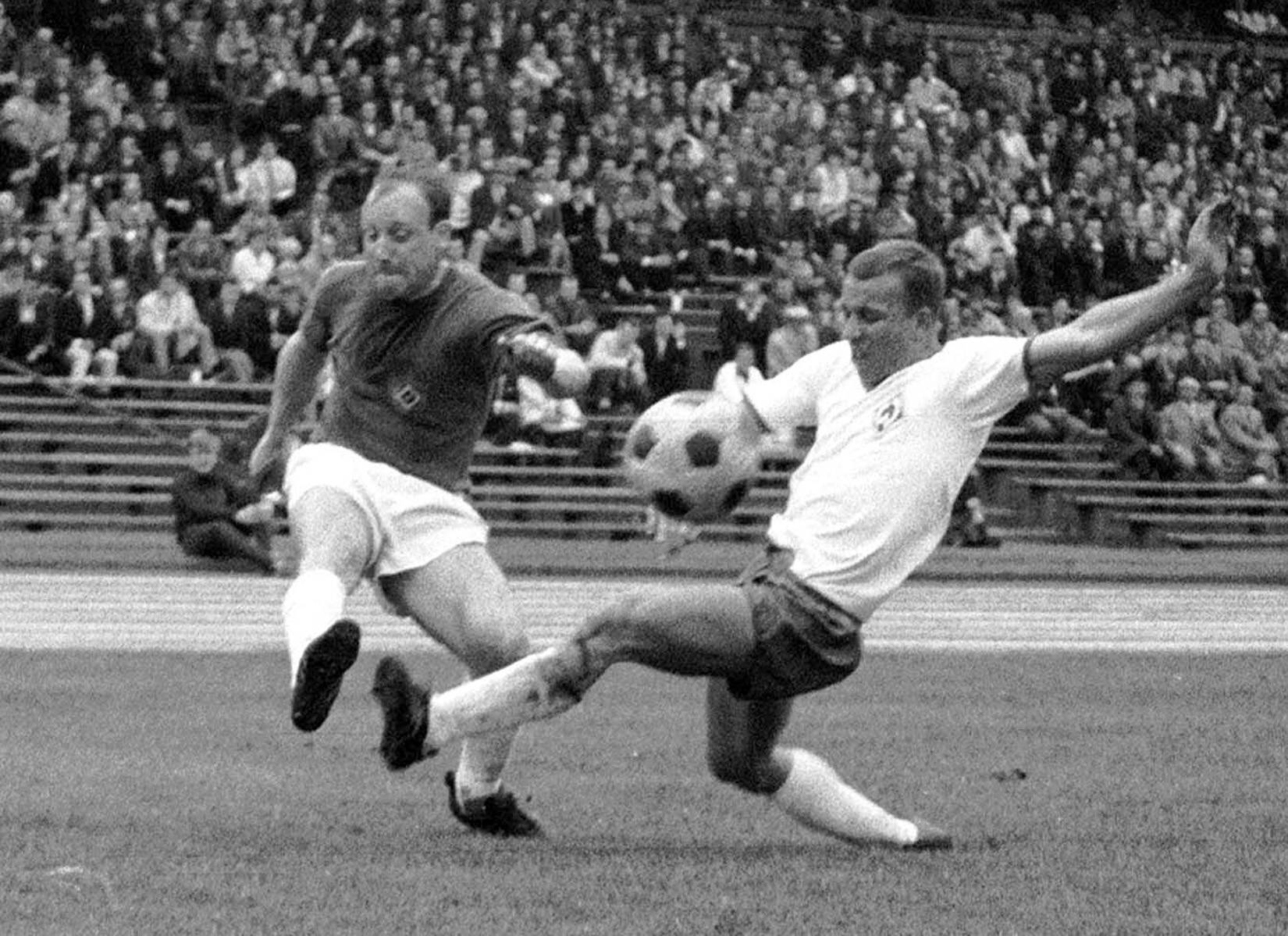 Horst-Dieter Höttges (r.) duellierte sich wie hier 1967 auch mit HSV-Legende Uwe Seeler.