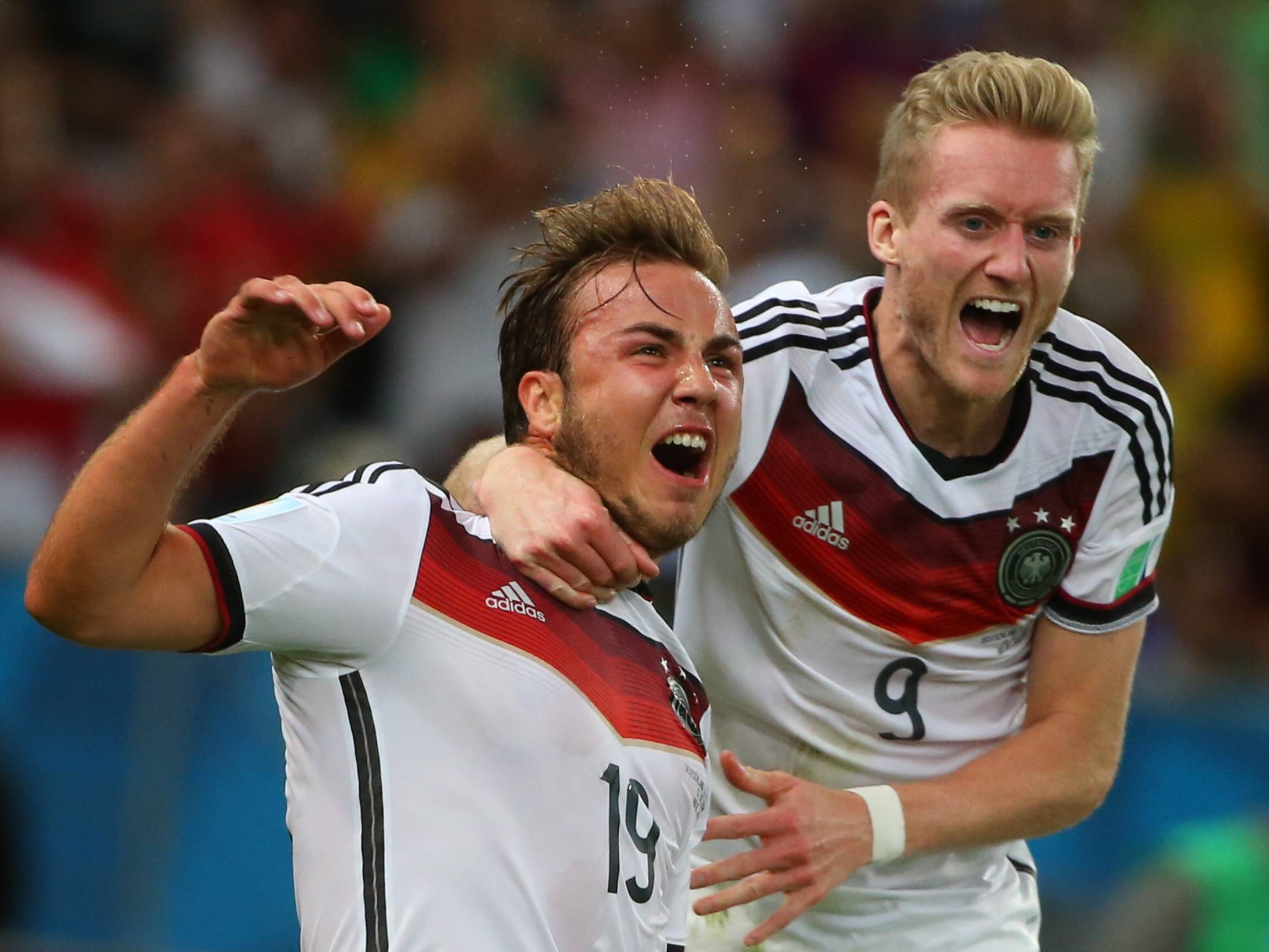 Mario Götze und Andre Schürrle bejubeln das 1:0 im WM-Finale 2014.