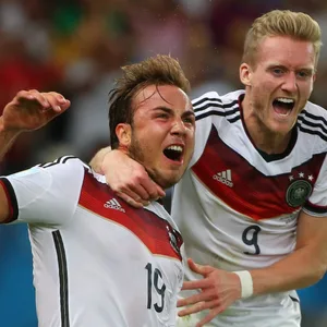 Mario Götze und Andre Schürrle bejubeln das 1:0 im WM-Finale 2014.