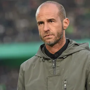 TV-Experte Scholl beim DFB-Pokal-Spiel von Gladbach gegen Frankfurt im April 2017