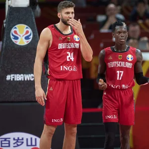 Maxi Kleber und Dennis Schröder im Spiel der deutschen Basketball-Nationalmannschaft.