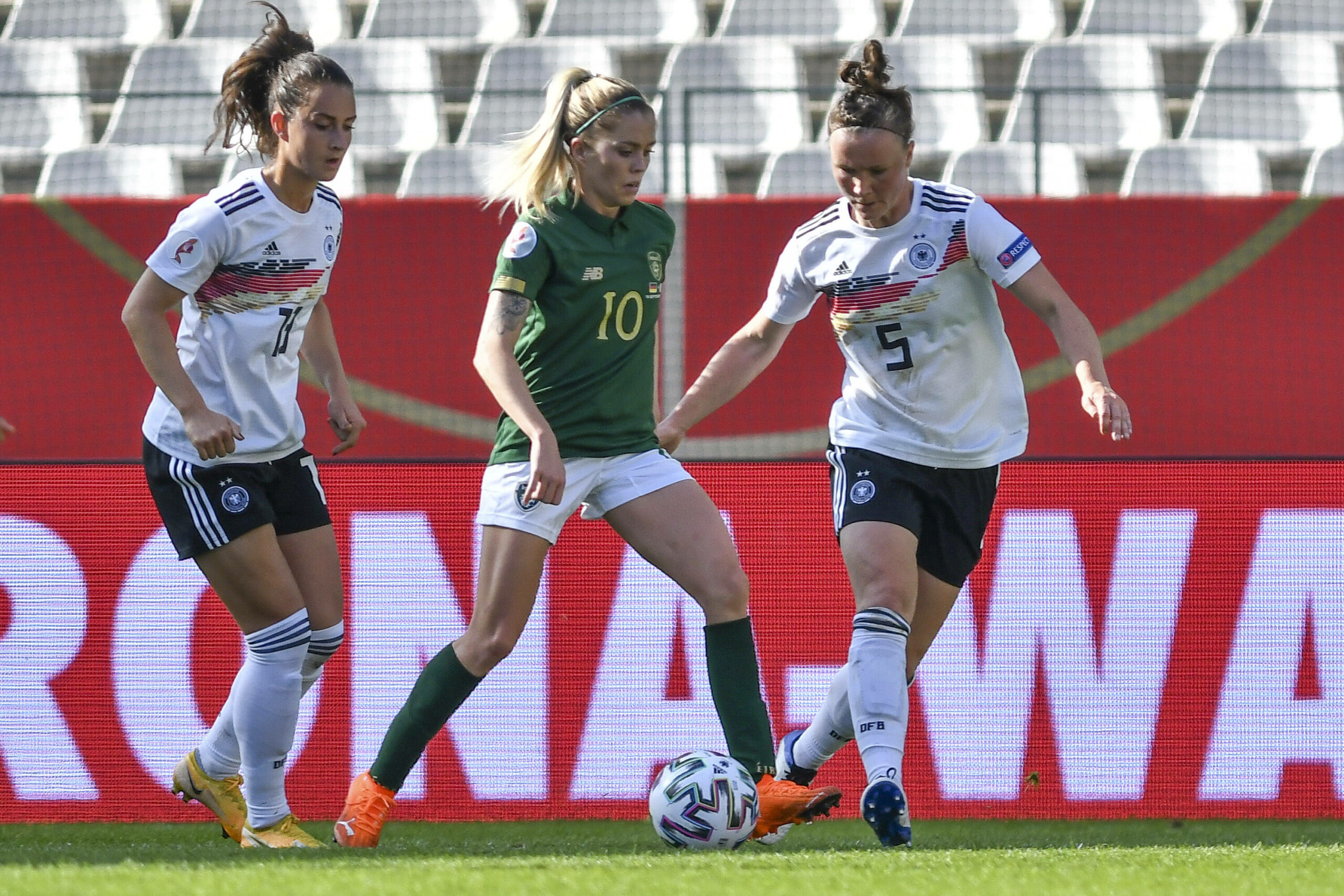 Denise O’Sullivan (M.), hier im Jahr 2020 im Duell mit den DFB-Kickerinnen Sara Däbritz (l.) und Marina Hegering, musste nach einem Foul im Spiel gegen den deutschen Vorrundengegner Kolumbien in eine Klinik.