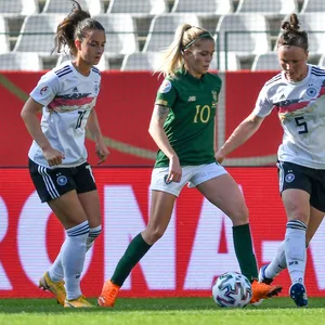 Denise O’Sullivan (M.), hier im Jahr 2020 im Duell mit den DFB-Kickerinnen Sara Däbritz (l.) und Marina Hegering, musste nach einem Foul im Spiel gegen den deutschen Vorrundengegner Kolumbien in eine Klinik.