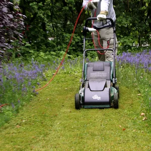 Hobbygärtner mäht den Rasen