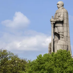 Das Bismarck-Denkmal im Alten Elbpark Hamburg zeigt Bismarck als große steinerne Statue mit einem Schwert, das er senkrecht vor sich in den Händen hält.