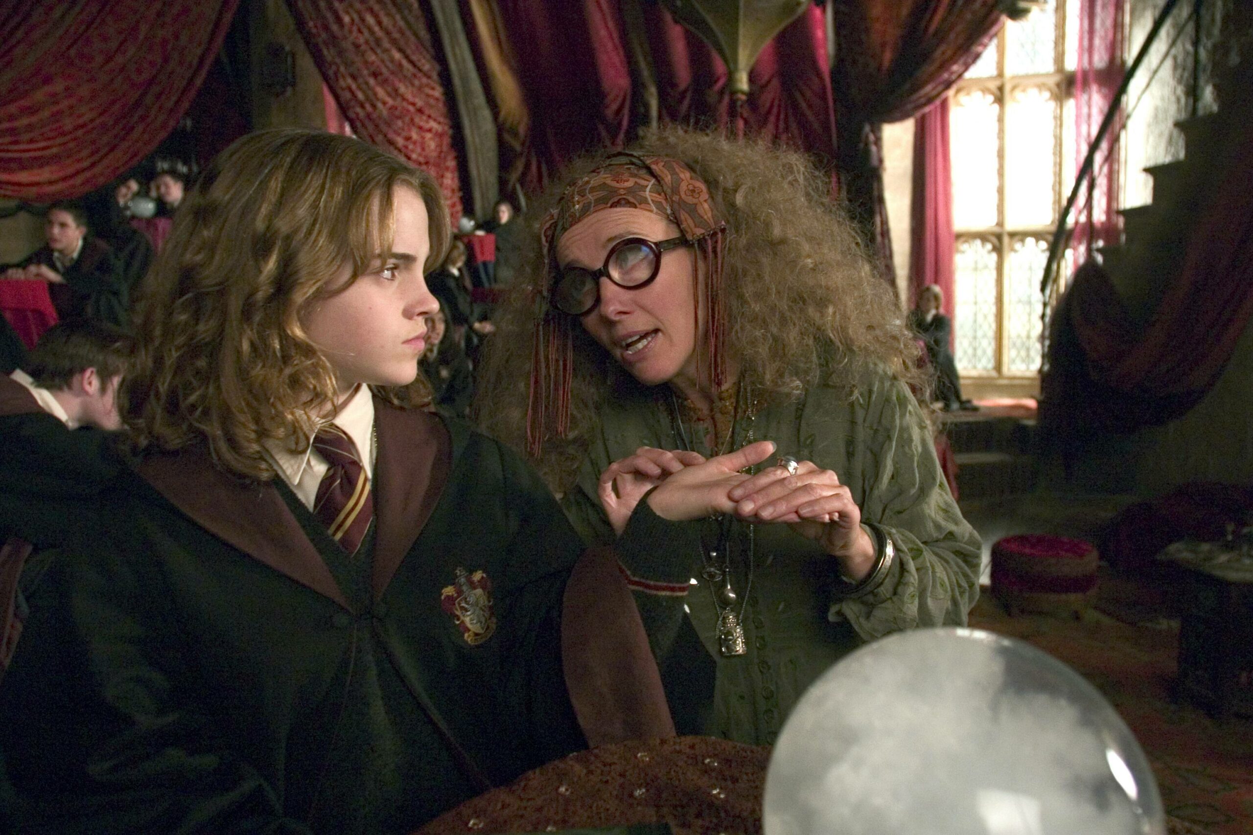 Emma Thompson (r.) spielte an der Seite von Emma Watson unter anderem in drei Harry Potter-Filmen mit.