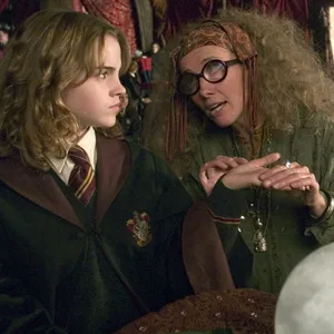 Emma Thompson (r.) spielte an der Seite von Emma Watson unter anderem in drei Harry Potter-Filmen mit.