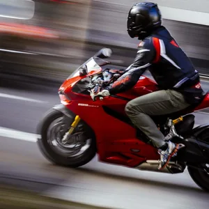 Ein Motorradfahrer