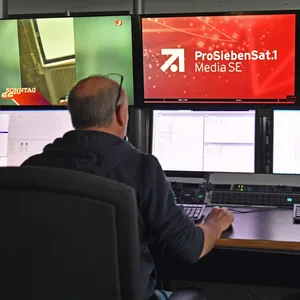 Ein Mitarbeiter bedient die Sendezentrale von ProSiebenSat.1. (Symbolbild)