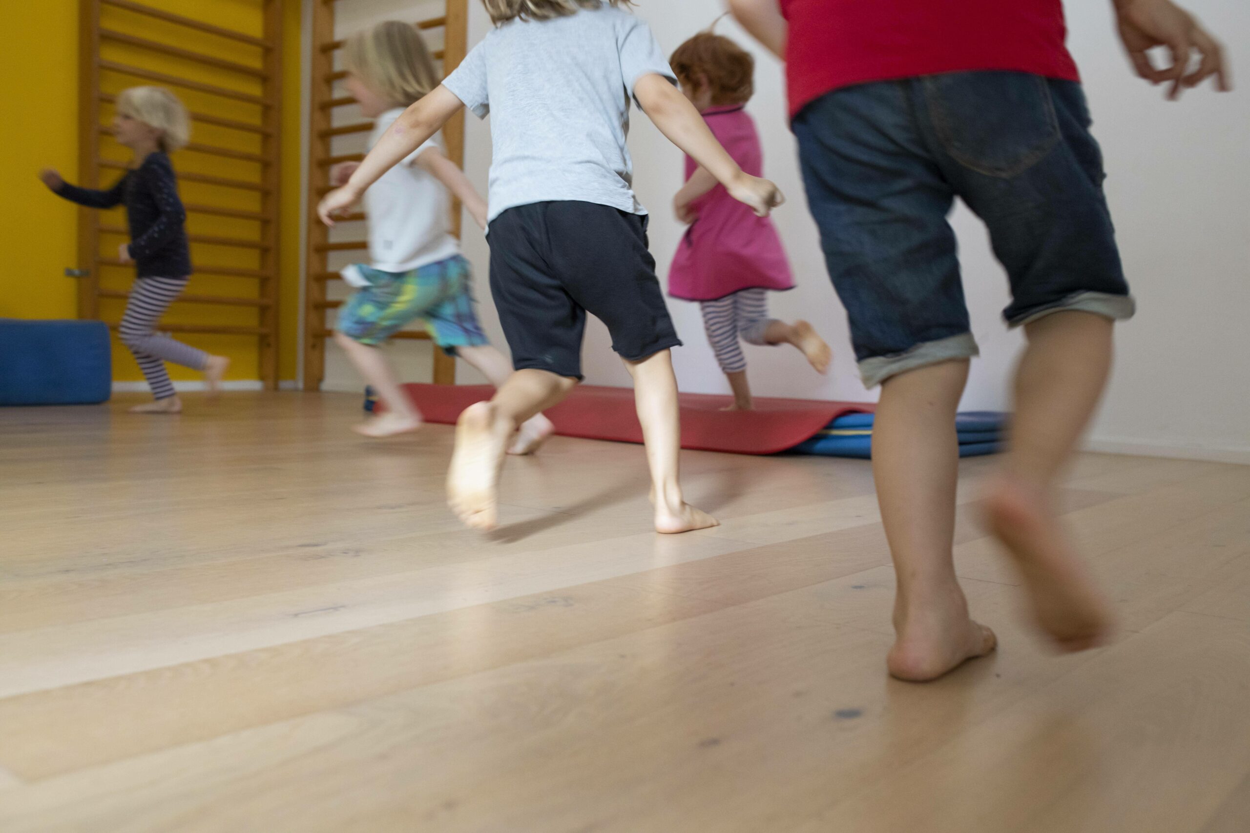 Kinder toben gemeinsam in der Kita (Symbolfoto).