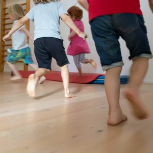 Kinder toben gemeinsam in der Kita (Symbolfoto).