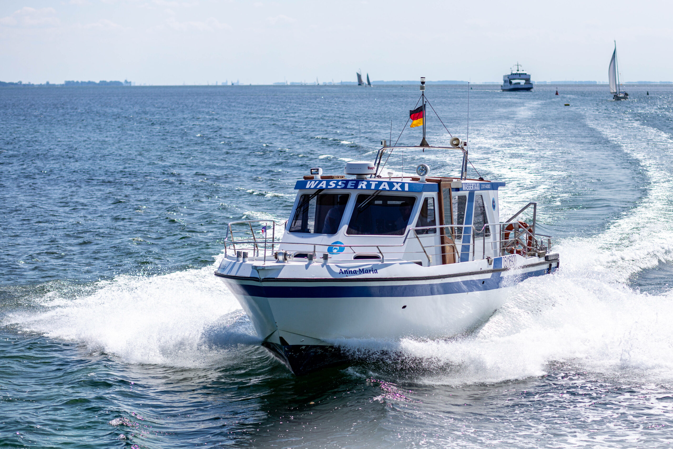 Wie hier in Mecklenburg-Vorpommern soll auch in Hamburg bald ein schwimmendes Taxi Fahrgäste übers Wasser befördern.
