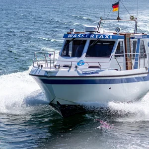 Wie hier in Mecklenburg-Vorpommern soll auch in Hamburg bald ein schwimmendes Taxi Fahrgäste übers Wasser befördern.
