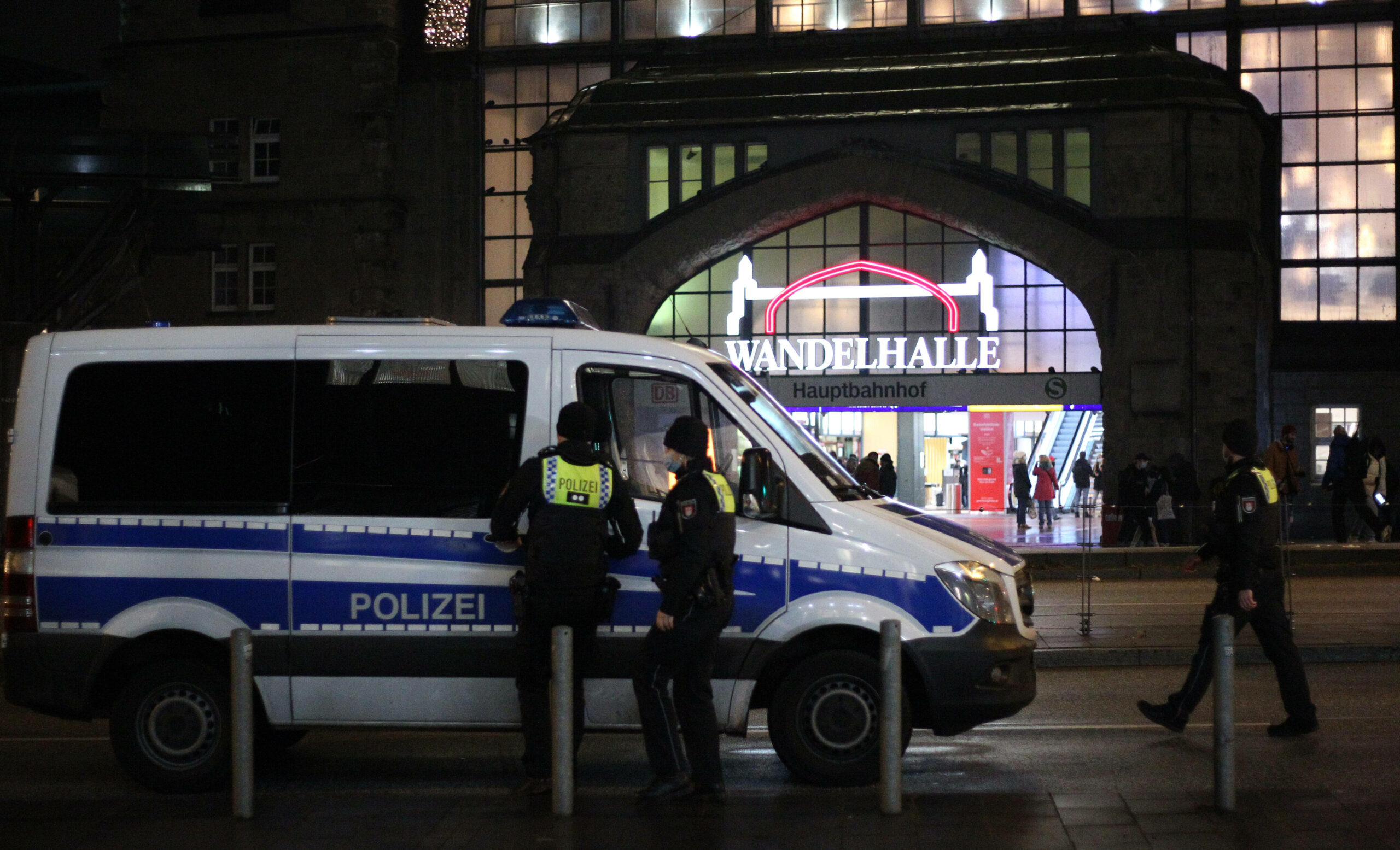 Ein Mannschaftswagen der Polizei steht am Hamburger Hauptbahnhof. Die Innenbehörde will hier nun ein Alkoholkonsumverbot einführen.