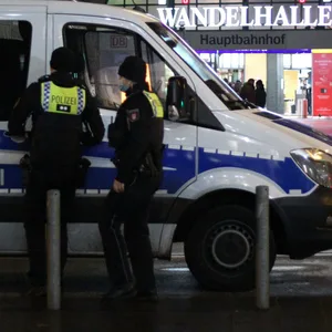 Ein Mannschaftswagen der Polizei steht am Hamburger Hauptbahnhof. Die Innenbehörde will hier nun ein Alkoholkonsumverbot einführen.