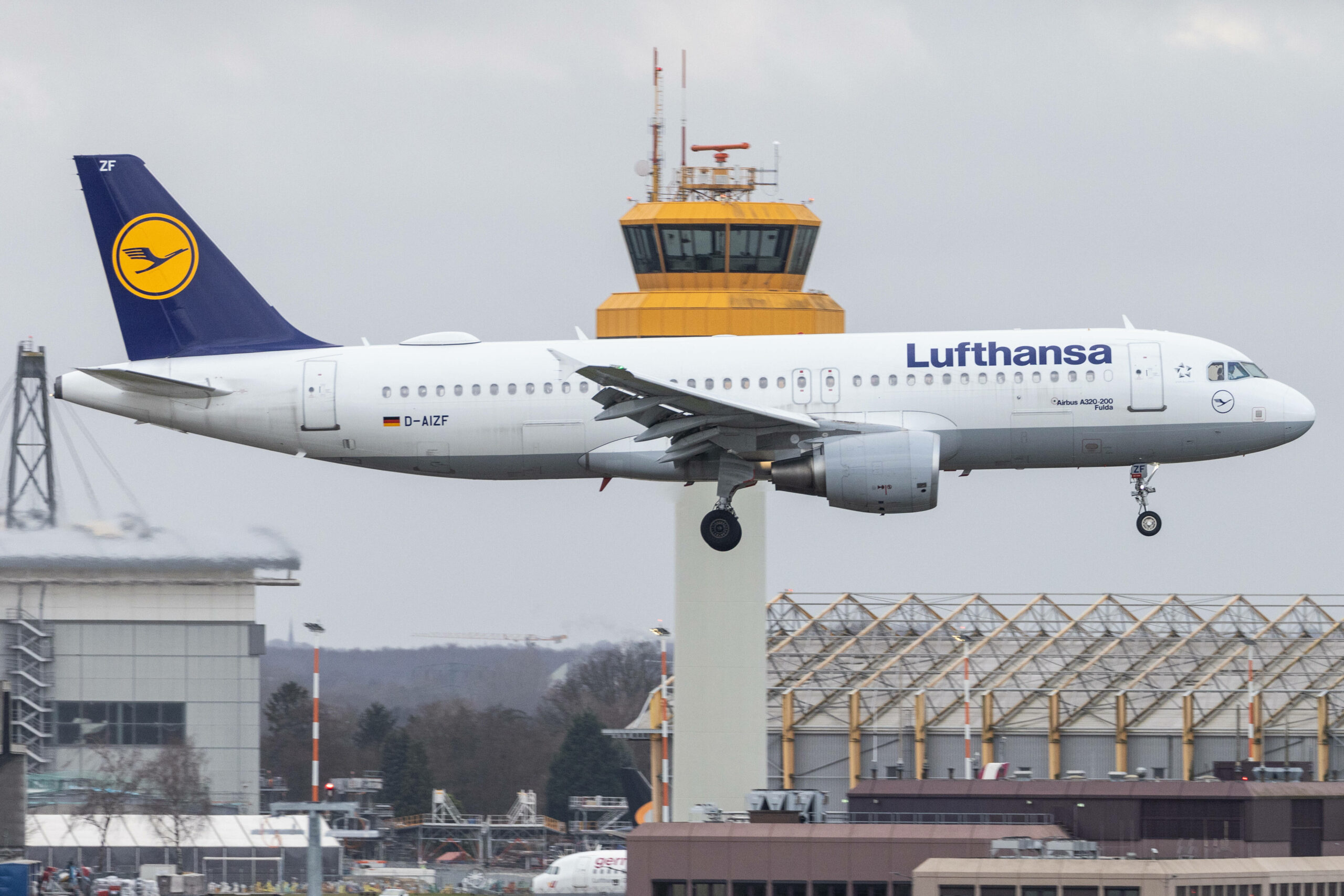 Lufthansa-Airbus landet am Flughafen Hamburg (Symbolbikd)