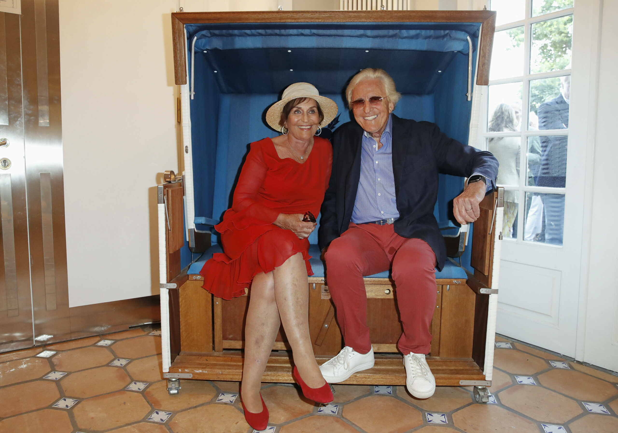 Manfred und Katharina Baumann sitzen in einem Strandkorb