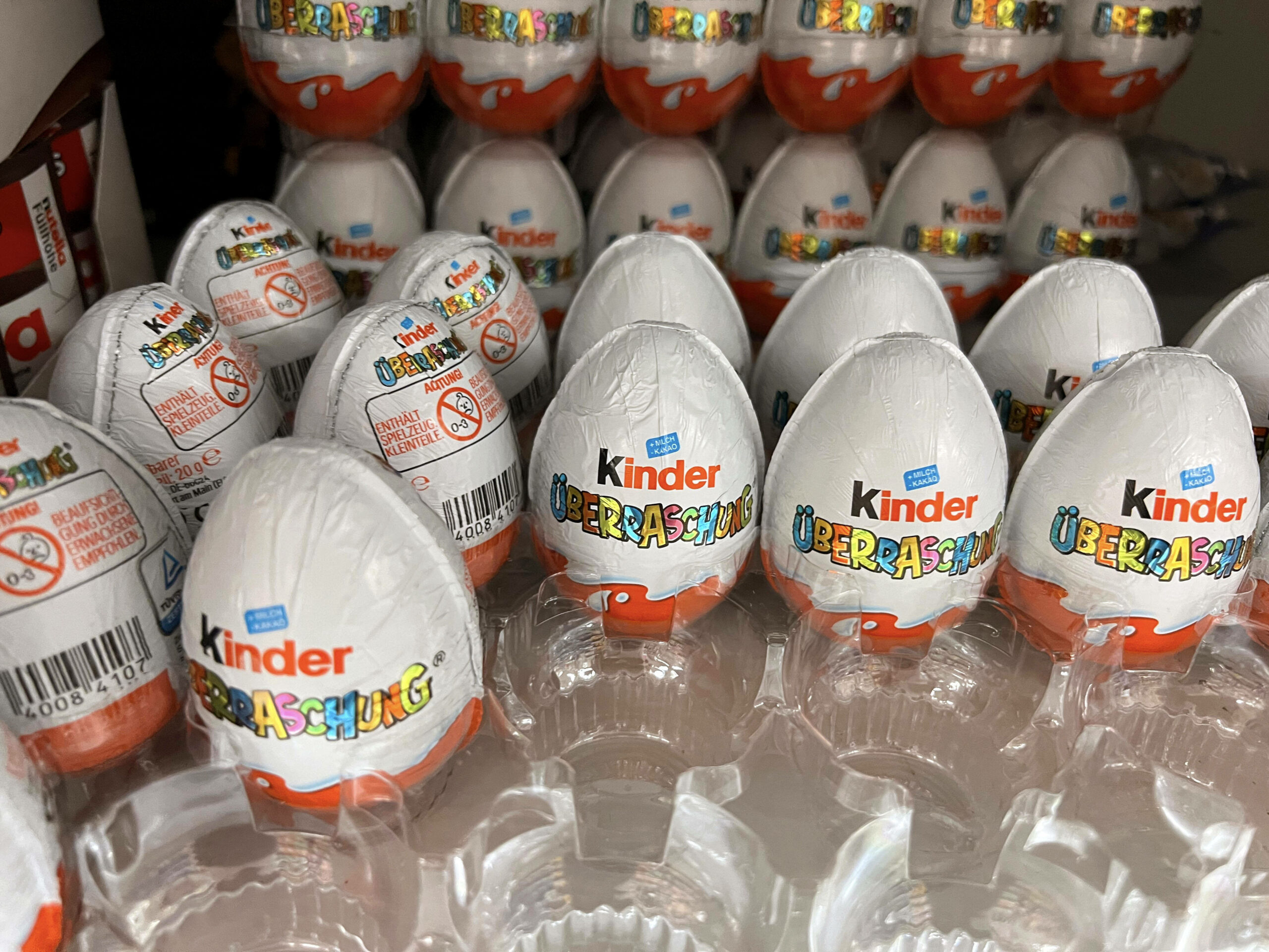 Regal für Überraschungs-Eier in einem Supermarkt