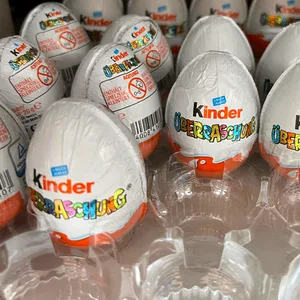 Regal für Überraschungs-Eier in einem Supermarkt