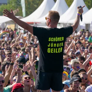 „Layla“-Erfinder DJ Robin auf der Bühne bei einem Festival. (Archivbild)