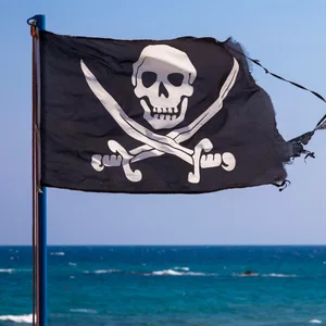 Eine Piratenflagge weht im Wind. (Symbolbild)