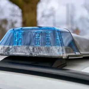 In Nahaufnahme: Das Blaulicht eines Polizei-Streifenwagens.