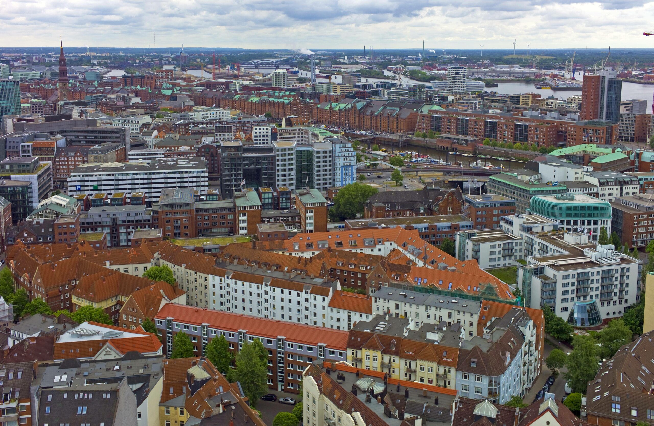 Blick vom Michel auf die Elbe und die Hamburger Speicherstadt. (Symbolbild)