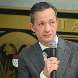 Falk Schnabel, bisher Polizeipräsident in Köln, wird Nachfogler von Ralf Martin Meyer bei der Hamburger Polizei.