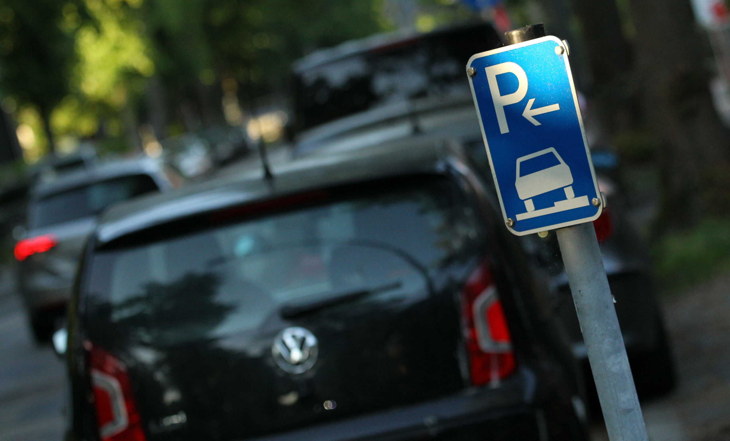 Parkende Autos, im Vordergrund ein Park-Hinweisschild (Symbolbild).