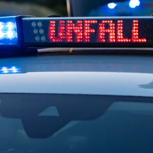 Ein Polizeiwagen im Einsatz (Symbolbild).